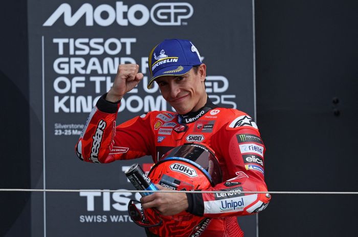 Pembalap Ducati  Lenovo, Marc Marquez, bereaksi di podium setelah finis ketiga pada MotoGP Inggris 2025 di Sirkuit Silverstone, Minggu (25/5/2025).