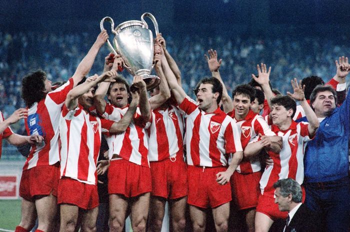 Para pemain Red Star Belgrade merayakan kesuksesan menjuarai Piala Champions pada 29 Mei 1991 di Bari.