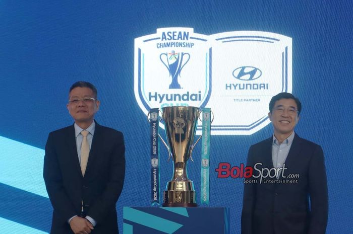 Presiden Hyundai Motor Asia Pasific, Sunny Kim (kanan) dan Presiden AFF, KhievSameth (kiri), sedang berfoto bersama dalam pengumuman Hyundai sebagai mitra kerja sama AFF.