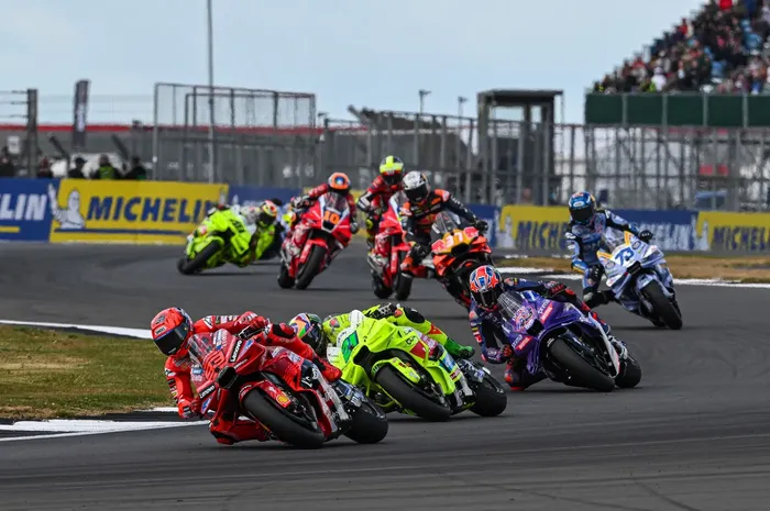 Pembalap Ducati Lenovo, Marc Marquez, memimpin rombongan dalam balapan MotoGP Inggris. Namun, jangan salah, grup ini tidak memperebutkan posisi pertama.