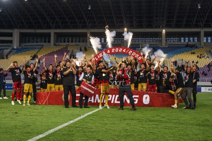 Anggota Komite Eksekutif PSSI, Muhammad, sedang memberikan trofi Liga 4 2024/2025 kepada Tri Brata Rafflesia FC di Stadion Manahan, Solo, Jawa Tengah, Selasa (27/5/2025).