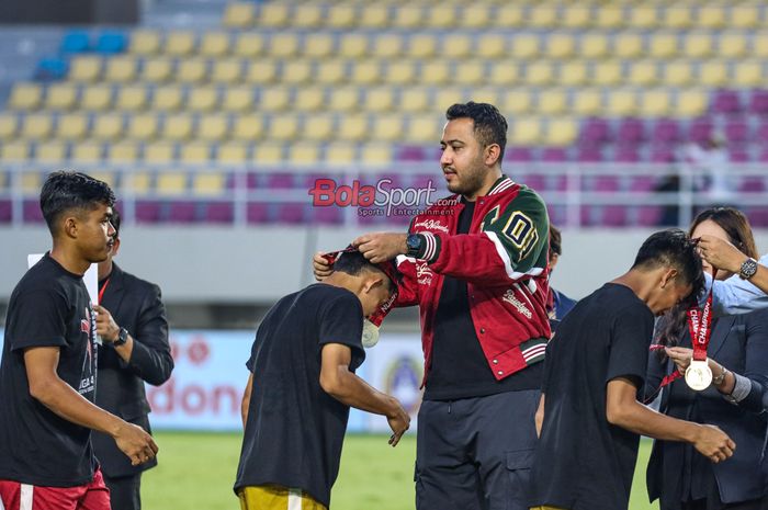 Anggota Komite Eksekutif PSSI, Muhammad, sedang mengalungkan medali juara pertama Liga 4 2024/2025 yang diraih oleh Tri Brata Rafflesia FC di Stadion Manahan, Solo, Jawa Tengah, Selasa (27/5/2025).