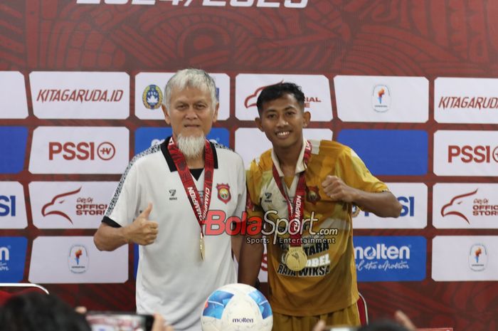 Pelatih Tri Brata Rafflesia FC, Muhammad Nasir (kiri) dan pemainnya bernama Iqbal Tri Saputra (kanan) sedang foto bersama di Stadion Manahan, Solo, Jawa Tengah, Selasa (27/5/2025).