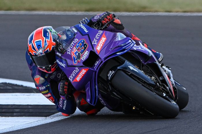 Pembalap Pramac Racing Yamaha, Jack Miller, membelokkan kuda besinya pada sesi Practice gelaran MotoGP Inggris 2025 (23/5/2025) di Sirkuit Silverstone, Inggris.