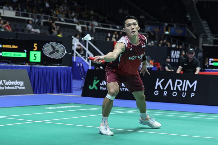 Pebulu tangkis tunggal putra Indonesia, Jonatan Christie, pada babak pertama Singapore Open 2025 di Singapore Indoor Stadium, Rabu (28/5/2025).