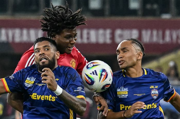 Bek sayap Man United, Patrick Dorgu (tengah) berduel dengan personel ASEAN All-Stars pada laga ekshibisi di Stadion Nasional Bukit Jalil, Kuala Lumpur (28/5/2025).