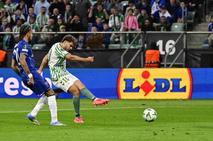 Abde Ezzalzouli (kanan) masuk daftar pantau Como setelah gagal mendapatkan pemain jebolan Real Madrid, Yeremay Hernandez, di bursa transfer musim panas 2025.