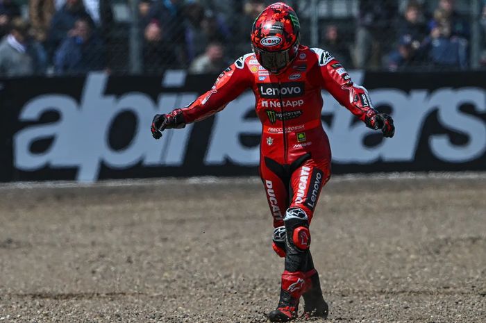 Pembalap Ducati Lenovo, Francesco Bagnaia, usai terjatuh di area gravel pada balapan MotoGP Inggris 2025