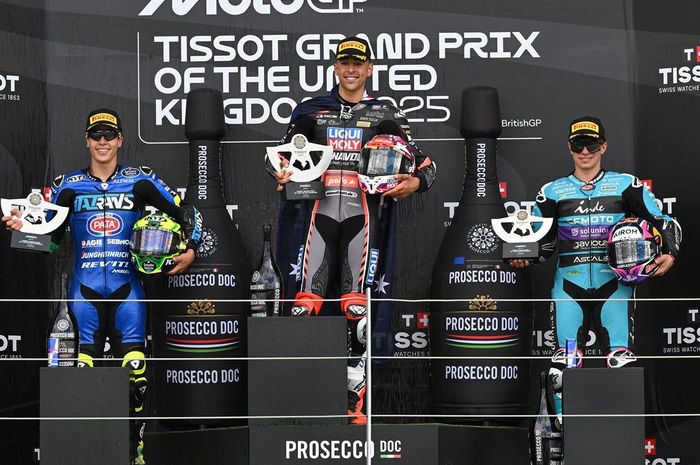 Diego Moreira (paling kiri) di atas podium kedua seusai jalannya balapan Moto2 Inggris 2025.