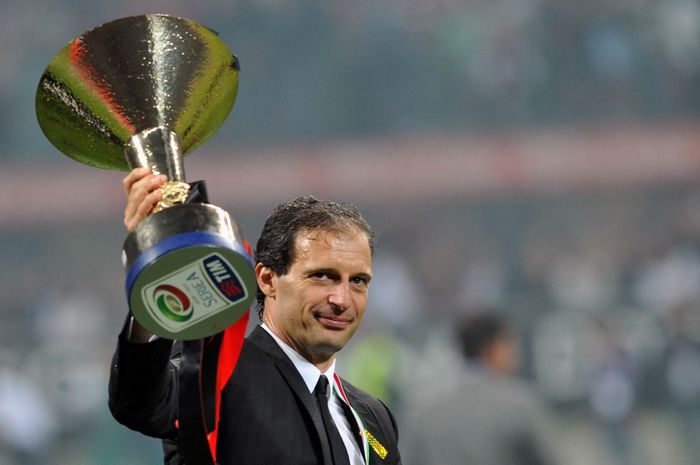 Massimiliano Allegri saat mengangkat trofi juara Liga Italia untuk AC Milan (14/5/2011).