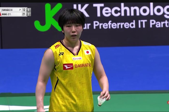 Aksi tunggal putri yang punya rekor bagus atas Gregoria Mariska Tunjung, Akane Yamaguchi saat hadapi andalan China, Wang Zhi Yi pada semifinal Singapore Open 2025 (31/5/2025).
