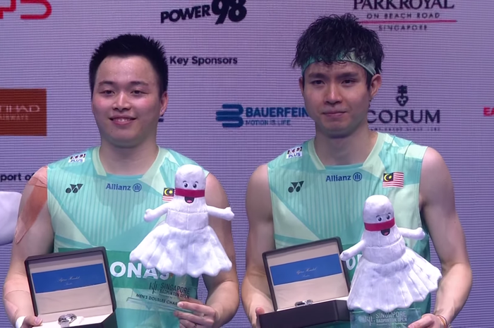 Ganda putra Malaysia, Aaron Chia/Soh Wooi Yik, berpose di atas podium setelah memenangi laga final Singapore Open 2025 di Kallang, Singapura, 1 Juni 2025.
