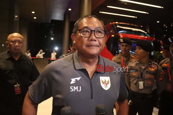 Anggota Komite Eksekutif PSSI sekaligus Kepala Badan Tim Nasional, Sumardji, sedang  memberikan keterangan kepada awak media di Hotel Fairmont, Senayan, Jakarta, Minggu (1/6/2025).