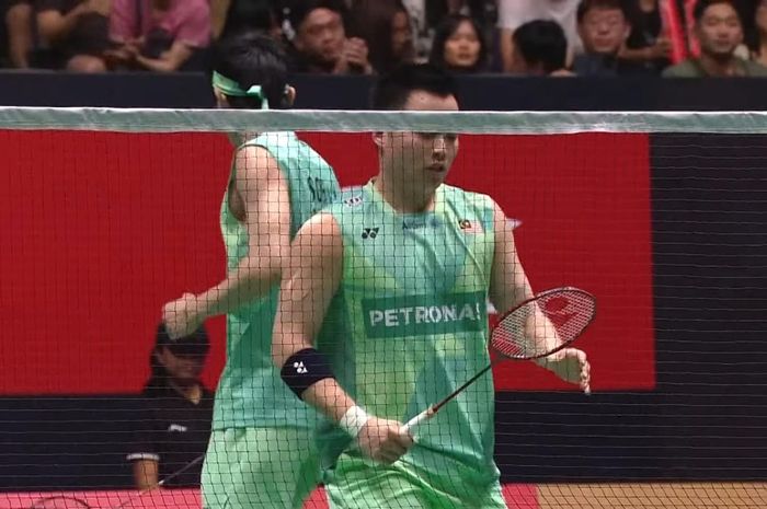 Ganda putra Malaysia, Aaron Chia/Soh Wooi Yik, saat menghadapi pasangan Korea Selatan, Kim Won-ho/Seo Seung-jae, pada final Singapore Open 2025 di Kallang, Singapura, Minggu, 1 Juni 2025