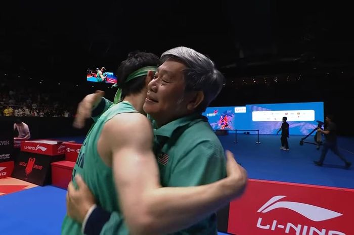 Pelatih Herry Iman Pierngadi berpelukan dengan pebulu tangkis ganda putra Malaysia, Soh Wooi Yik, usai menjuarai Singapore Open 2025