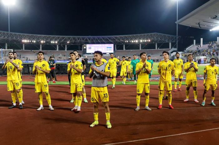 Para pemain Timnas Malaysia menyapa para pendukung yang hadir ke stadion usai laga melawan Tanjung Verde.