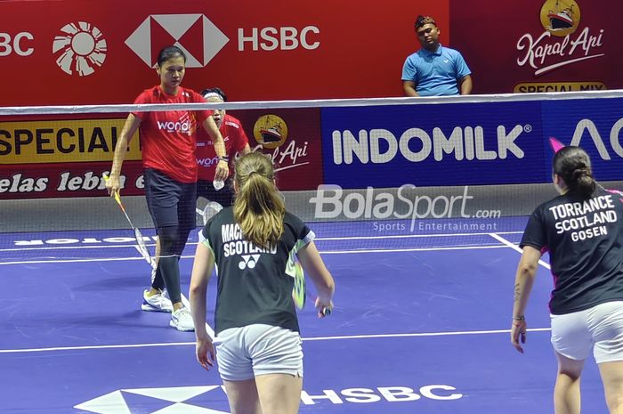 Ganda putri Indonesia, Siti Sarah Azzahra/Agnia Sri Rahayu, saat tampil dalam ajang Indonesia Open 2025 di Istora Senayan, Jakarta, Selasa (3/6/2025).