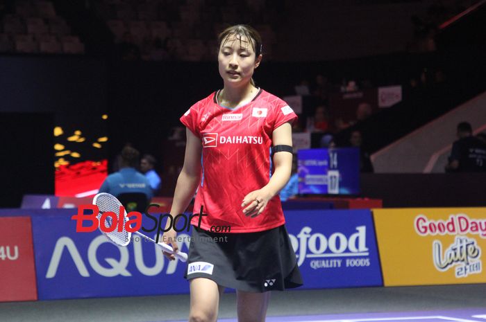Tunggal Putri Jepang Nozomi Okuhara saat tampil di Indonesia Open 2025 di Istora Senayan, Jakarta, Selasa (3/6/2025).