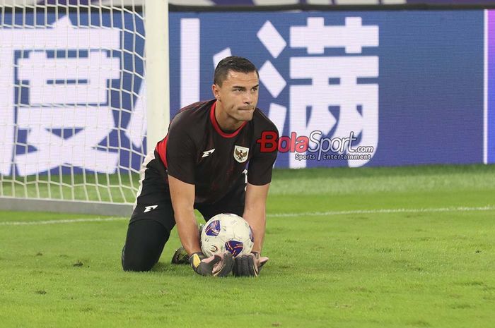 Kiper Timnas Indonesia, Emil Audero, sedang menjalani sesi latihan di Stadion Utama Gelora Bung Karno, Senayan, Jakarta, Kamis (5/6/2025).
