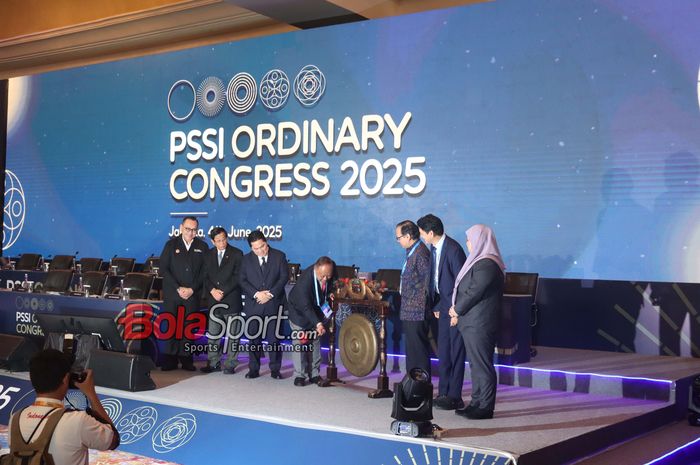 Ketua Umum KONI Pusat, Marciano Norman, memukul gong dalam pembukaan Kongres Biasa PSSI 2025 yang dihadiri Erick Thohir (Ketua Umum PSSI), dan sejumlah perwakilan FIFA serta AFC di Hotel Ritz Carlton, Kuningan, Jakarta Selatan, Rabu (4/6/2026.