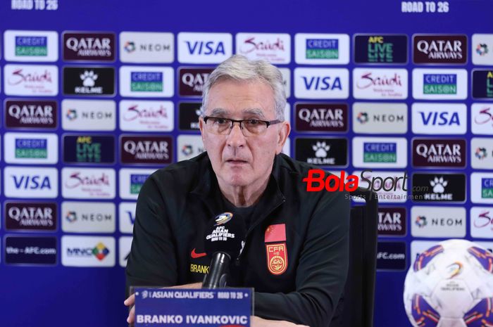 Pelatih timnas China Branko Ivankovic saat konferensi pers sebelum laga Kualifikasi Piala Dunia 2026 Zona Asia yang akan digelar di Stadion Utama Gelora Bung Karno, Senayan, Jakarta, Kamis (5/6/2025).