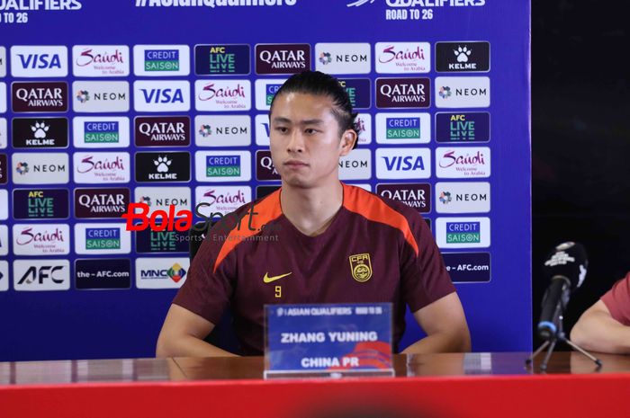 Pemain depan Timnas China Zhang Yuning saat konferensi pers sebelum laga Kualifikasi Piala Dunia 2026 Zona Asia yang akan digelar di Stadion Utama Gelora Bung Karno, Senayan, Jakarta, Kamis (5/6/2025)..