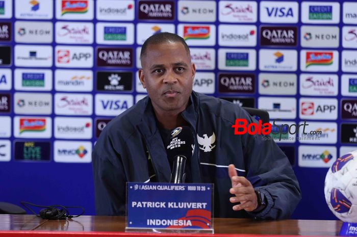 Pelatih timnas Indonesia Patrick Kluivert saat konferensi pers sebelum laga Kualifikasi Piala Dunia 2026 Zona Asia melawan timnas China yang akan digelar di Stadion Utama Gelora Bung Karno, Senayan, Jakarta, Kamis (5/6/2025).