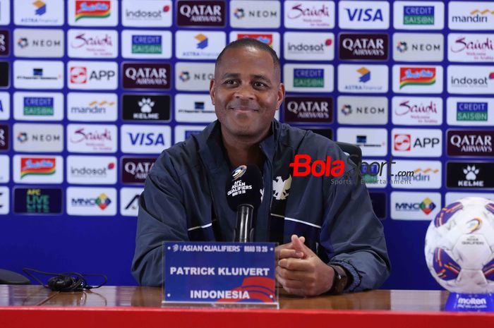 Pelatih Timnas Indonesia Patrick Kluivert menjawab wartawan dalam konferensi pers sehari sebelum laga Kualifikasi Piala Dunia 2026 zona Asia melawan China di Stadion Utama Gelora Bung Karno, Senayan, Jakarta, Kamis (5/6/2025).