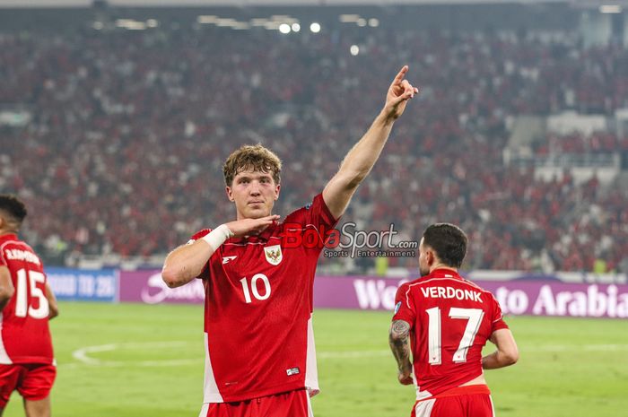 Ole Romeny (tengah) sedang merayakan golnya dalam laga babak penyisihan Grup C Kualifikasi Piala Dunia 2026 zona Asia antara Timnas Indonesia versus Timnas China di Stadion Utama Gelora Bung Karno, Senayan, Jakarta, Kamis (5/6/2025).