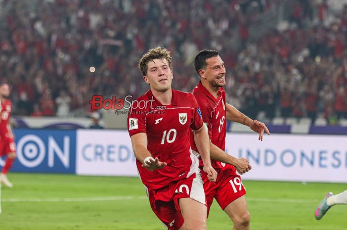 Ole Romeny (kiri) sedang merayakan golnya bersama Thom Haye (kanan) dalam laga babak penyisihan Grup C Kualifikasi Piala Dunia 2026 zona Asia antara Timnas Indonesia versus Timnas China di Stadion Utama Gelora Bung Karno, Senayan, Jakarta, Kamis (5/6/2025).