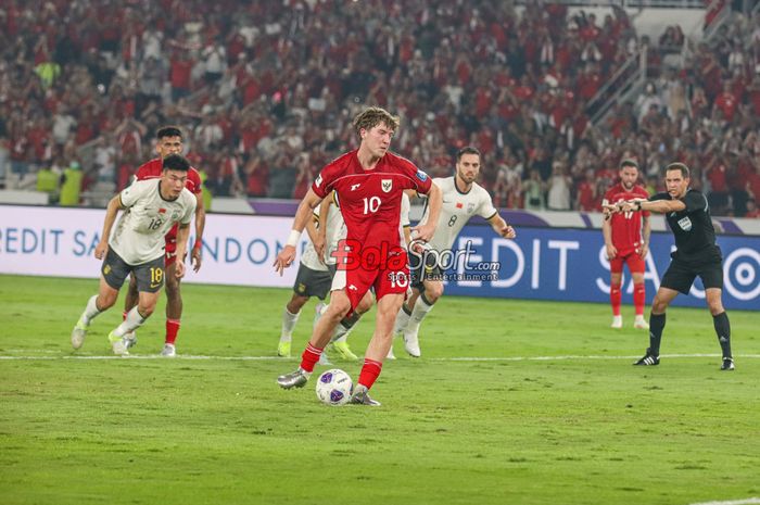 Ole Romeny sedang menendang penalti dalam laga babak penyisihan Grup C Kualifikasi Piala Dunia 2026 zona Asia antara Timnas Indonesia versus Timnas China di Stadion Utama Gelora Bung Karno, Senayan, Jakarta, Kamis (5/6/2025).