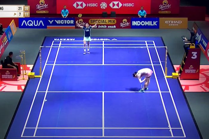 Ratu bulu tangkis dunia, An Se Young, menang dengan skor telak atas rekan senegaranya, Kim Ga Eun, pada babak 16 besar Indonesia Open 2025.