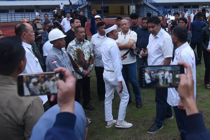 Ketua Steering Committee (SC) Piala Presiden 2025, Maruarar Sirait, Gubernur Jawa Barat Dedi Mulyadi bersama perwakilan Persib Bandung meninjau langsung saat memantau Stadion Gelora Bandung Lautan Api, Rabu (4/6/2025).