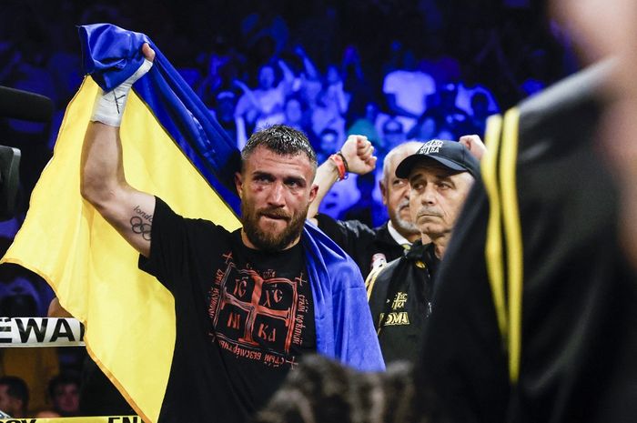 Petinju top Vasiliy Lomachenko yang pernah menjadi raja 3 divisi mengumumkan pensiun pada Kamis (5/6/2025).