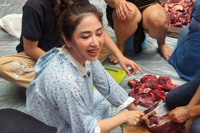 Dewi Perssik potong daging kurban di kediamannya di kawasan Lebak Bulus, Jakarta Selatan, pada Jumat (6/6/2025).
