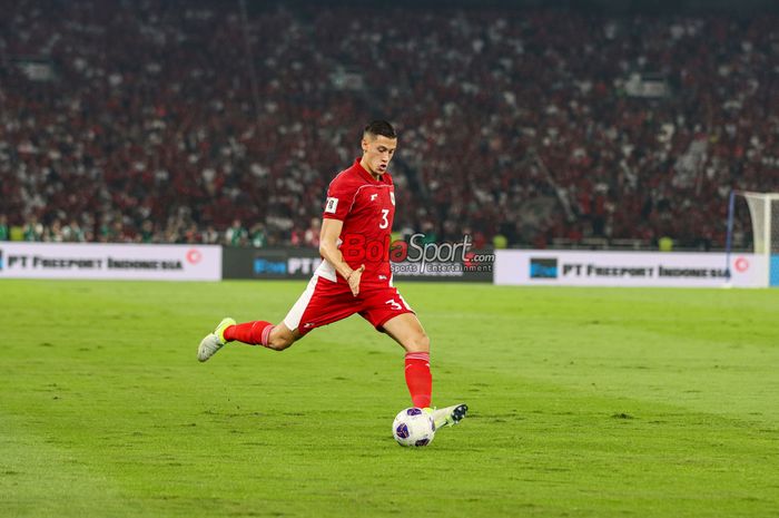 Jay Idzes sedang menguasai bola dalam laga babak penyisihan Grup C Kualifikasi Piala Dunia 2026 zona Asia antara Timnas Indonesia versus Timnas China di Stadion Utama Gelora Bung Karno, Senayan, Jakarta, Kamis (5/6/2025).