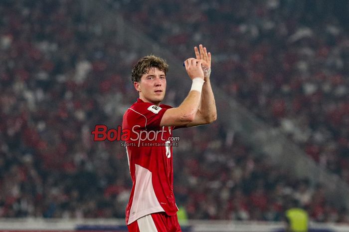Penyerang Timnas Indonesia, Ole Romeny, sedang memberikan apresiasi kepada para suporter saat bertanding di Stadion Utama Gelora Bung Karno, Senayan, Jakarta, Kamis (5/6/2025).