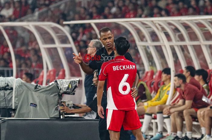 Pelatih Timnas Indonesia, Patrick Kluivert (kiri), sedang memberikan instruksi kepada Beckham Putra Nugraha di Stadion Utama Gelora Bung Karno, Senayan, Jakarta, Kamis (5/6/2025).