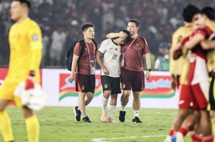 Bintang Timnas China menangis usai pertandingan melawan Timnas Indonesia di Kualifikasi Piala Dunia 2026.