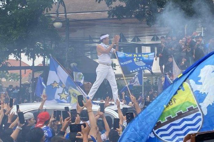 Gubernur Jabar, Dedi Mulyadi mengikuti pawai Persib juara bersama ribuan Bobotoh yang dimulai dari Balai Kota Bandung menuju ke Gedung Sate, Minggu (25/5/2025).