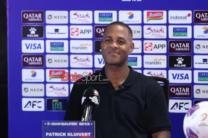 Pelatih Timnas Indonesia, Patrick Kluivert, sedang memberikan keterangan kepada awak media di Stadion Utama Gelora Bung Karno, Senayan, Jakarta, Kamis (5/6/2025).