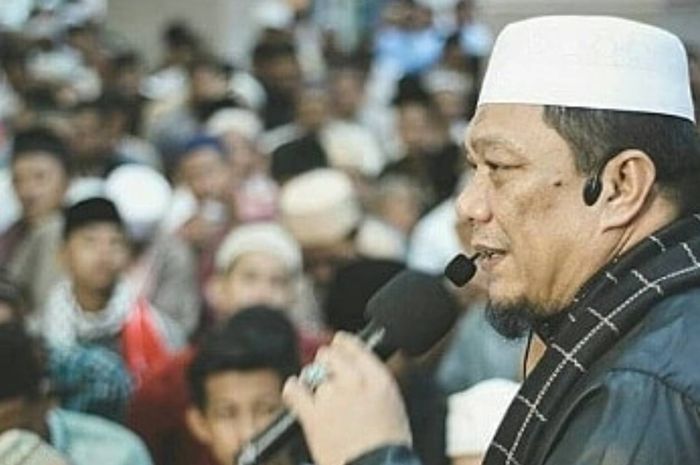 Ustaz Yahya Waloni meninggal dunia saat menyampaikan khutbah Jumat (6/6/2025). Kronologi ustaz Yahya Waloni meninggal dunia disampaikan oleh seorang pengurus masjid.