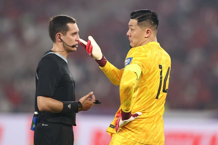 Kiper Timnas China Wang Dalei melakukan protes kepada wasit dalam ajang Kualifikasi Piala Dunia 2026.