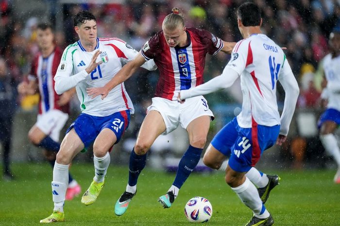 Erling Haaland melewati Alessandro Bastoni dan Diego Coppola dalam duel timnas Norwegia vs timnas Italia pada Kualifikasi Piala Dunia 2026 di Oslo (6/6/2025).