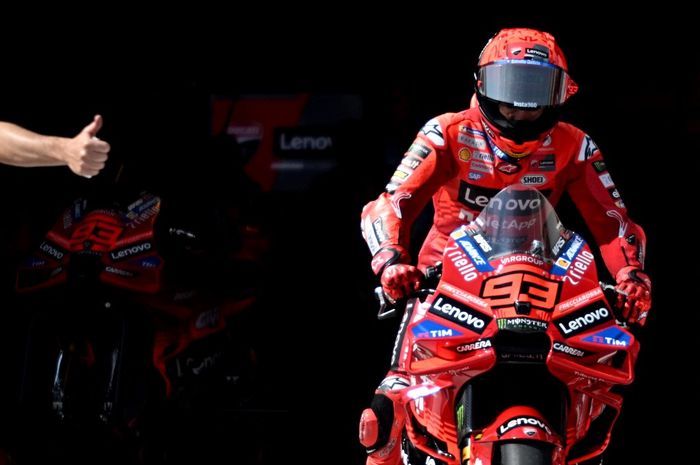 Pembalap Ducati, Marc Marquez, sebelum menjalani sesi kualifikasi MotoGP Aragon 2025