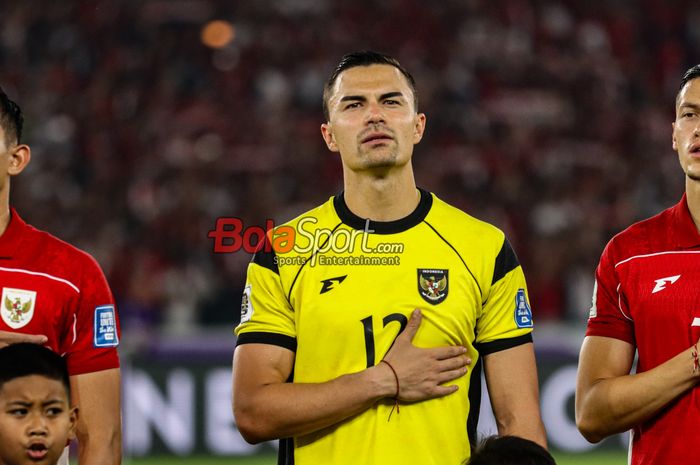 Kiper Timnas Indonesia, Emil Audero (tengah), sedang menyanyikan lagu Indonesia Raya di Stadion Utama Gelora Bung Karno, Senayan, Jakarta, Kamis (5/6/2025).