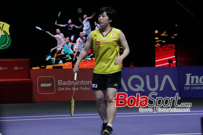 Aksi tunggal putri Jepang Akane Yamaguchi saat bertanding dalam ajang Indonesia Open 2025 di Istora Senayan, Jakarta, Sabtu (7/6/2025).
