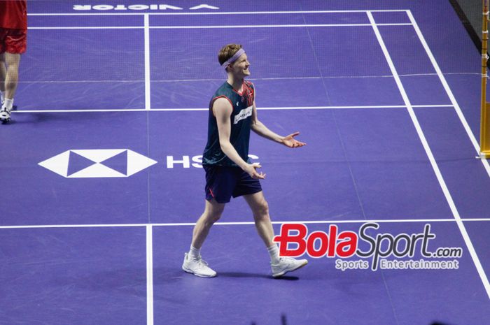 Aksi tunggal putra Denmark, Anders Antonsen, pada semifinal Indonesia Open 2025, Istora Senayan, Jakarta,  Sabtu (7/6/2025).