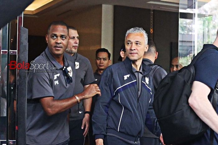 Pelatih Timnas Indonesia, Patrick Kluivert (kiri), saat ditemui di Hotel Fairmont, Senayan, Jakarta, Sabtu (7/6/2025).