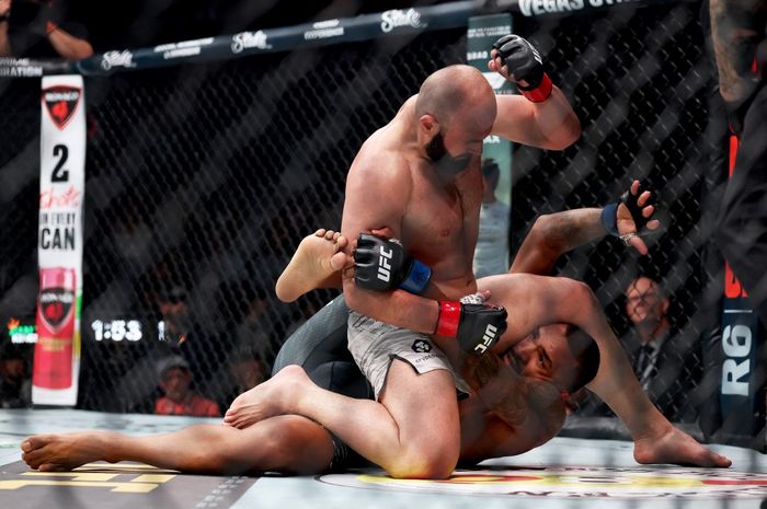 Azamat Murzakanov mengalahkan Brendson Ribeiro di UFC 316, Minggu (8/6/2025) di New Jersey.